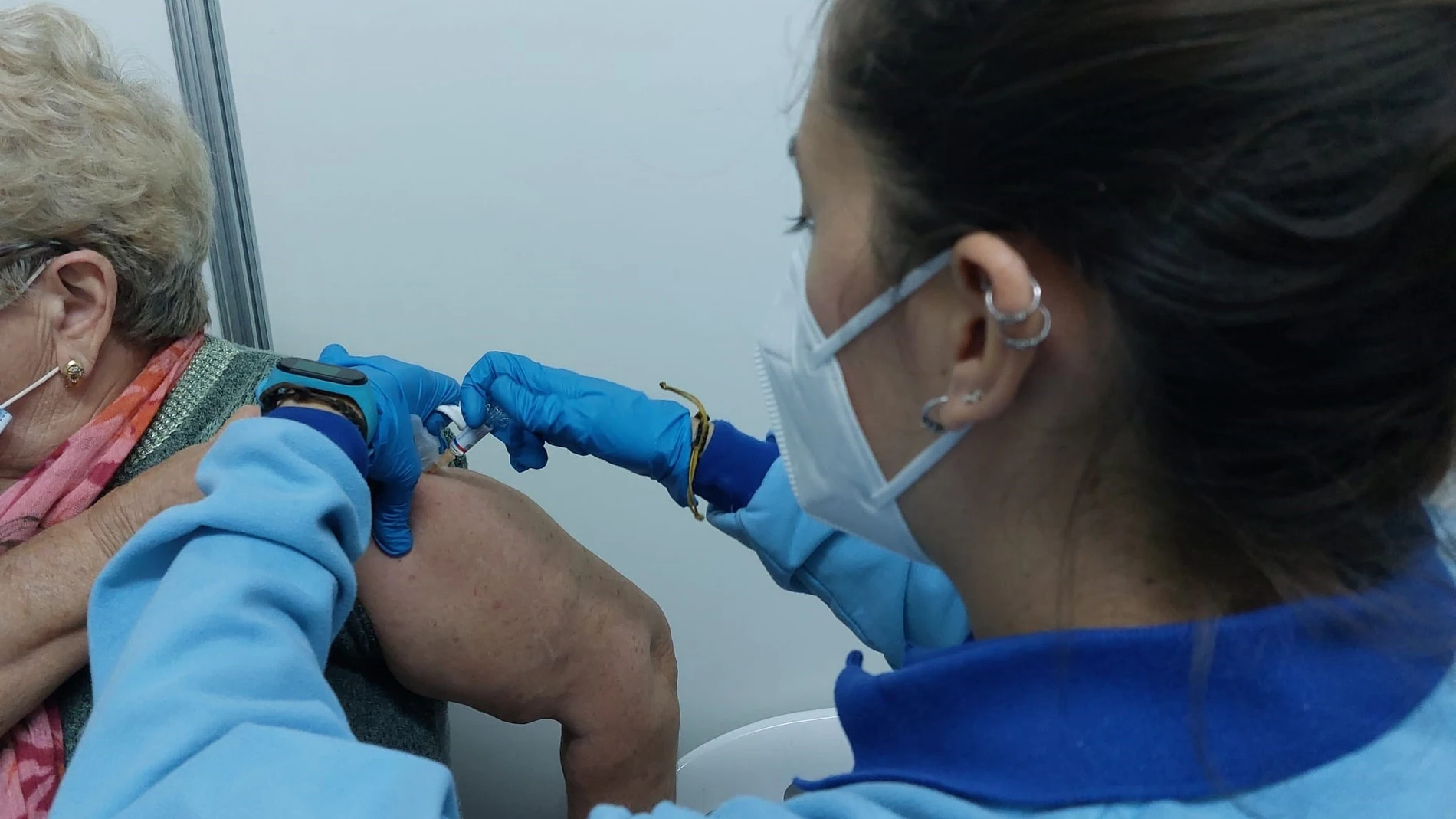 Una enfermera administra una dosis de la vacuna contra el covid-19 JUNTA 28/12/2021
