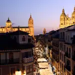 La calle de La Rúa en Salamanca con las torres de la catedral y la clerecía