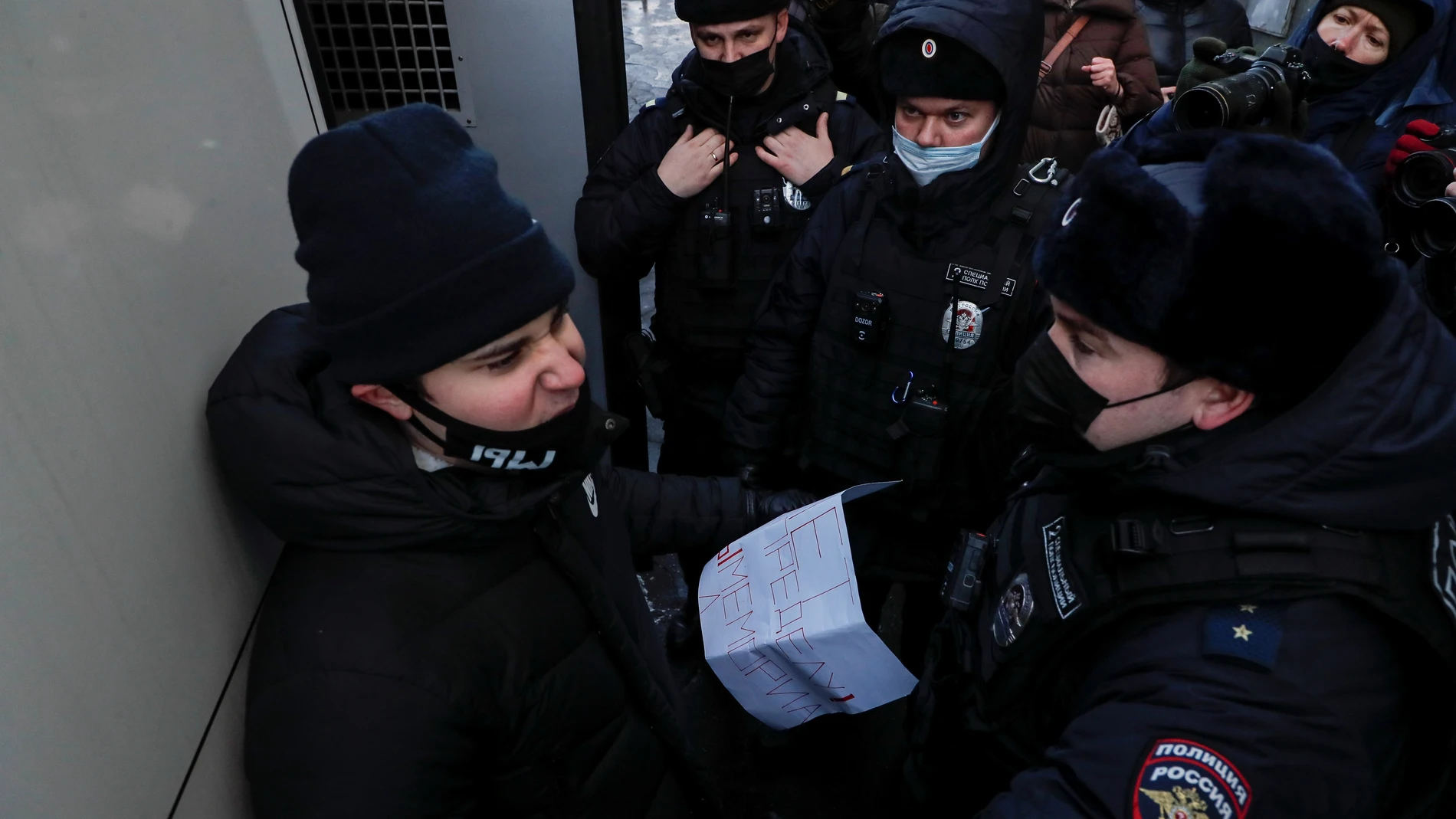 La Policía rusa detiene a un simpatizante de Memorial ante la sede del Supremo en Moscú