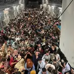 Centenares de afganos se hacinan en un avión de carga de EE UU para huir del país