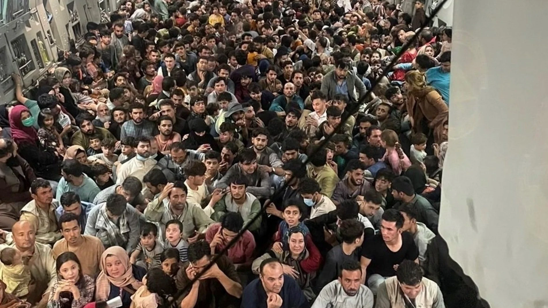 Centenares de afganos se hacinan en un avión de carga de EE UU para huir del país