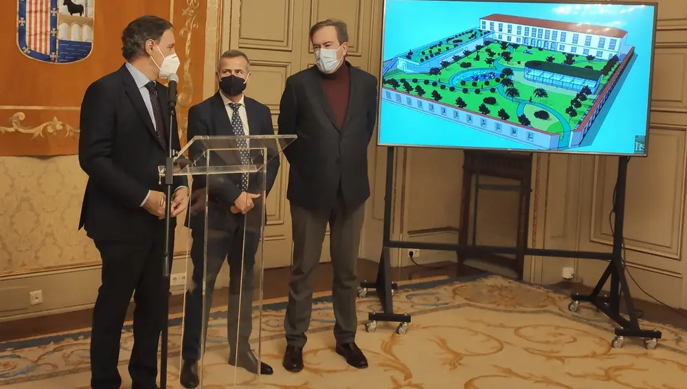 El alcalde de Salamanca, Carlos García Carbayo, el presidente de la Fundación Caja Duero, José María de la Vega, y el director del Museo Art Nouveau y Art Déco, Pedro Pérez Castro, de izquierda a derecha, en la presentación del proyecto de Las Adoratrices EUROPA PRESS 28/12/2021