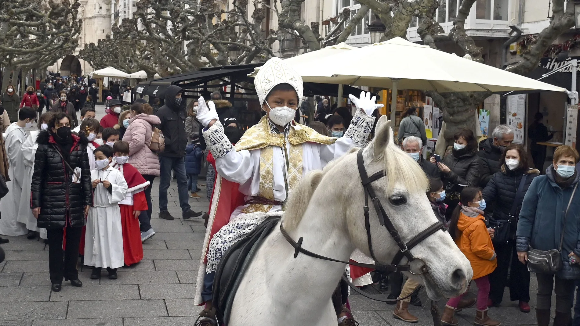 El 'Obispillo' de Burgos de este año, Diego Espín, de nueve años, por las calles de la ciudad