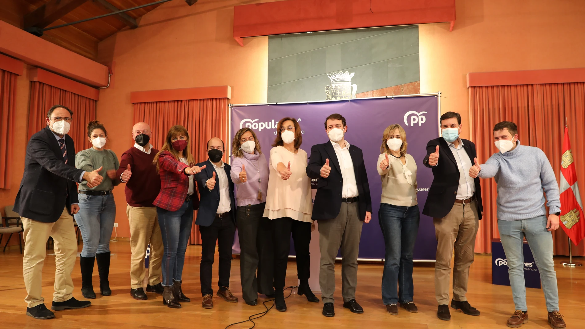 El presidente del PP de Castilla y León y candidato a la reelección, Alfonso Fernández Mañueco, acompañado de la presidenta provincial del partido, Ángeles Armisén, entre otros, presenta en Palencia su candidatura al Congreso Regional del PP