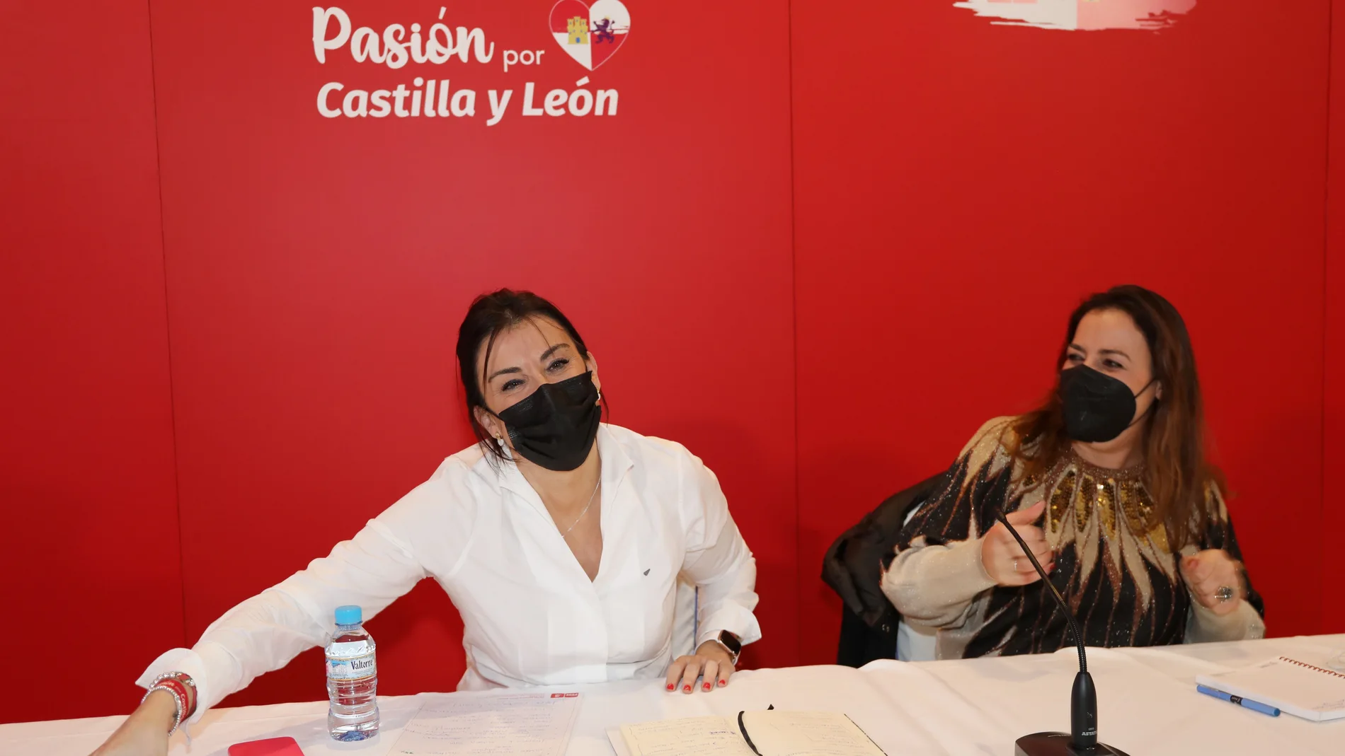 La secretaria de Organización del PSOE de Castilla y León, Ana Sánchez, atiende a la prensa junto a la secretaria general del PSOE de Palencia, Miriam Andrés