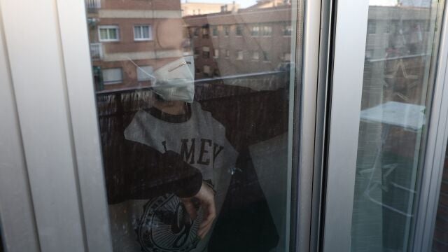 Una persona con mascarilla en su domicilio en Madrid (España)