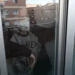 Una persona con mascarilla en su domicilio en Madrid (España)