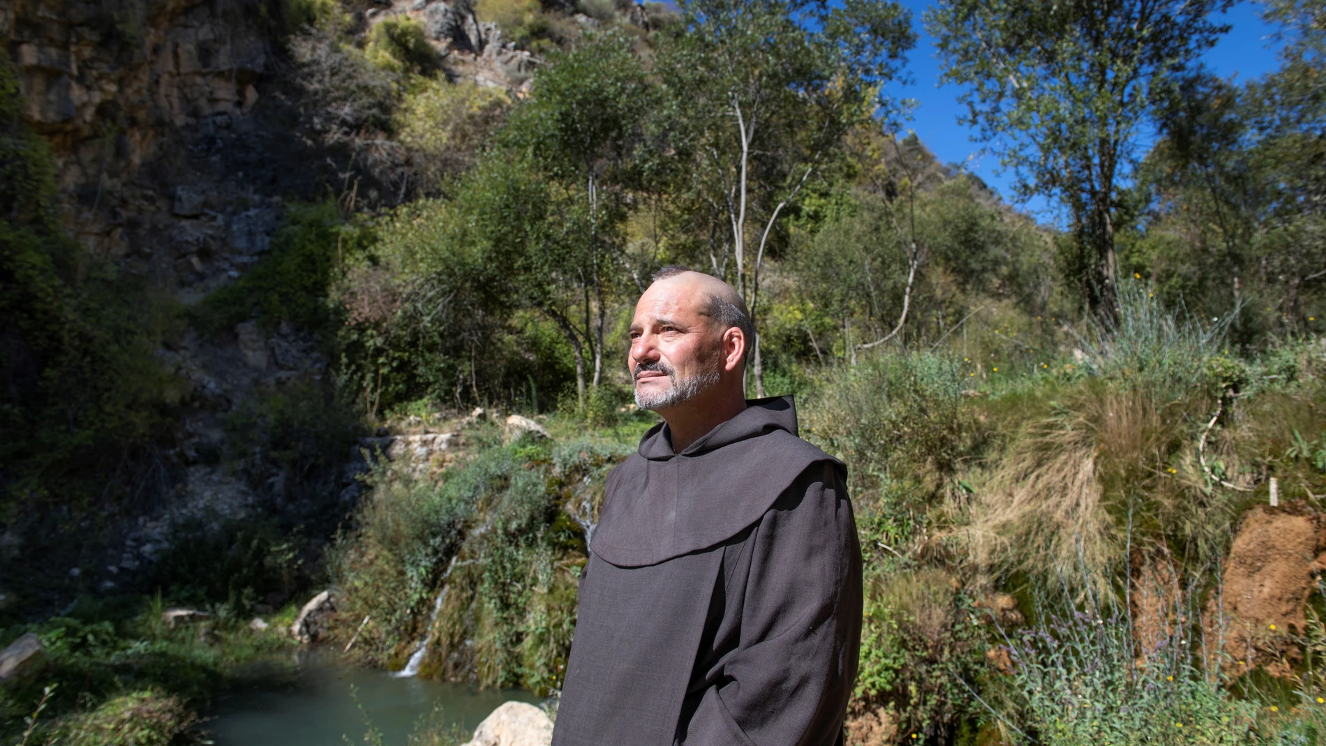 La figura de san Juan de la Cruz, que murió en Úbeda (Jaén) hace 430 años, recorre de nuevo la Sierra de Segura con las recreaciones de su vida que hace el grupo de teatro Artemix en Santiago de la Espada y Pontones. EFE/José Manuel Pedrosa