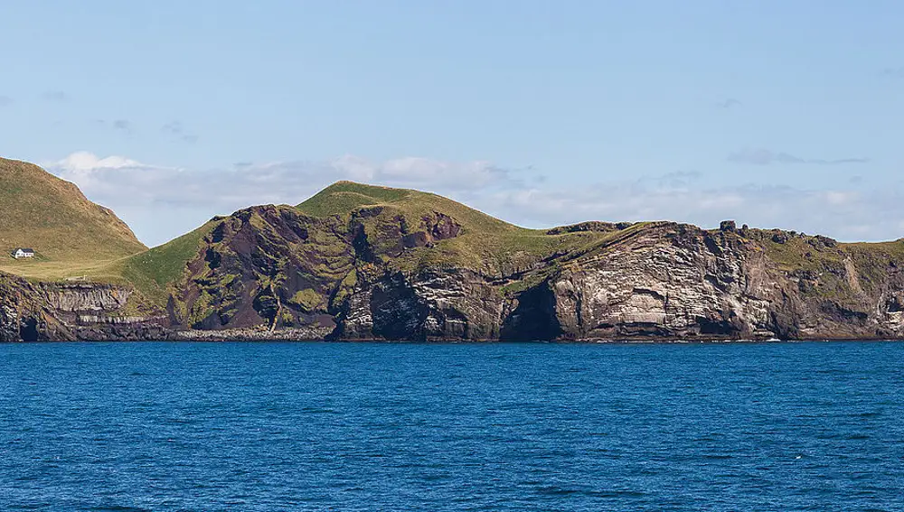 Elliðaey es una de las islas Vestman, y la tercera de mayor tamaño, con un área de 0,45 km2. La isla no está habitada, pero hay una cabaña de caza, tal y como se puede apreciar en la imagen,