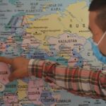 Husain F. señala en un mapa España, a donde se vio obligado venir en agosto junto a parte de su familia tras la invasión talibán de Afganistán