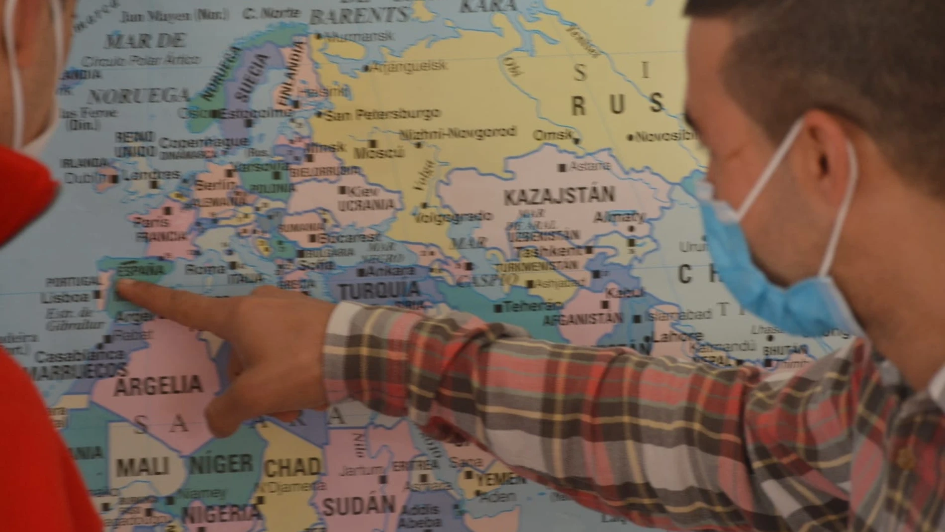 Husain F. señala en un mapa España, a donde se vio obligado venir en agosto junto a parte de su familia tras la invasión talibán de Afganistán