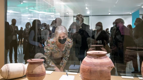 La consejera de Cultura y Patrimonio Histórico de la Junta de Andalucía, Patricia del Pozo, observa parte de las piezas expuestas en el Museo Íbero de Jaén. EFE/José Manuel Pedrosa.