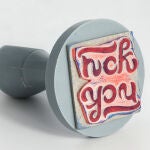 Sello con la expresión "Fuck you"