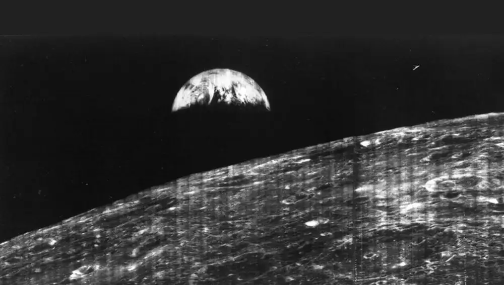 Primera fotografía de la Luna apareciendo por detrás de la Tierra, tomada en la misión Lunar Orbiter