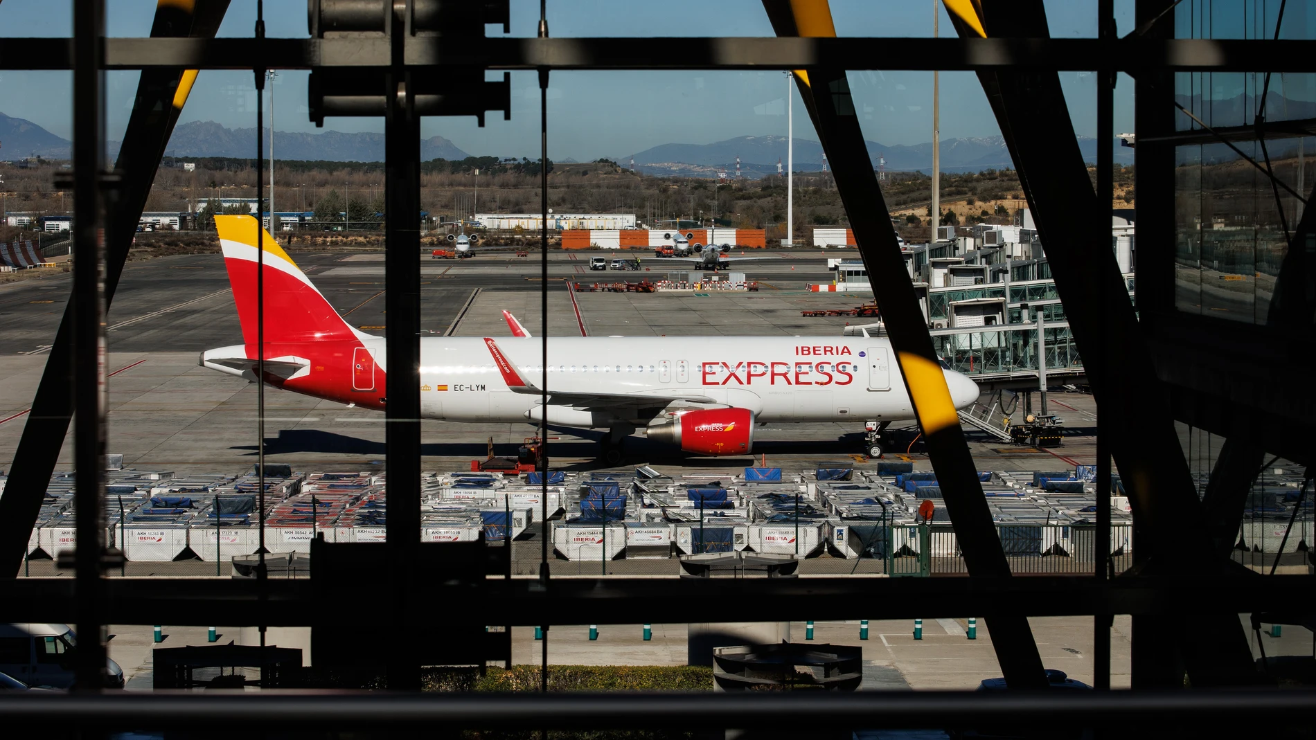 Un avión de Iberia en la Terminal 4 del Aeropuerto Adolfo Suárez-Madrid Barajas