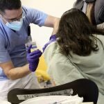 Un trabajador sanitario inyecta la vacuna contra la covid a un menor en el Hospital Infanta Sofía de Madrid