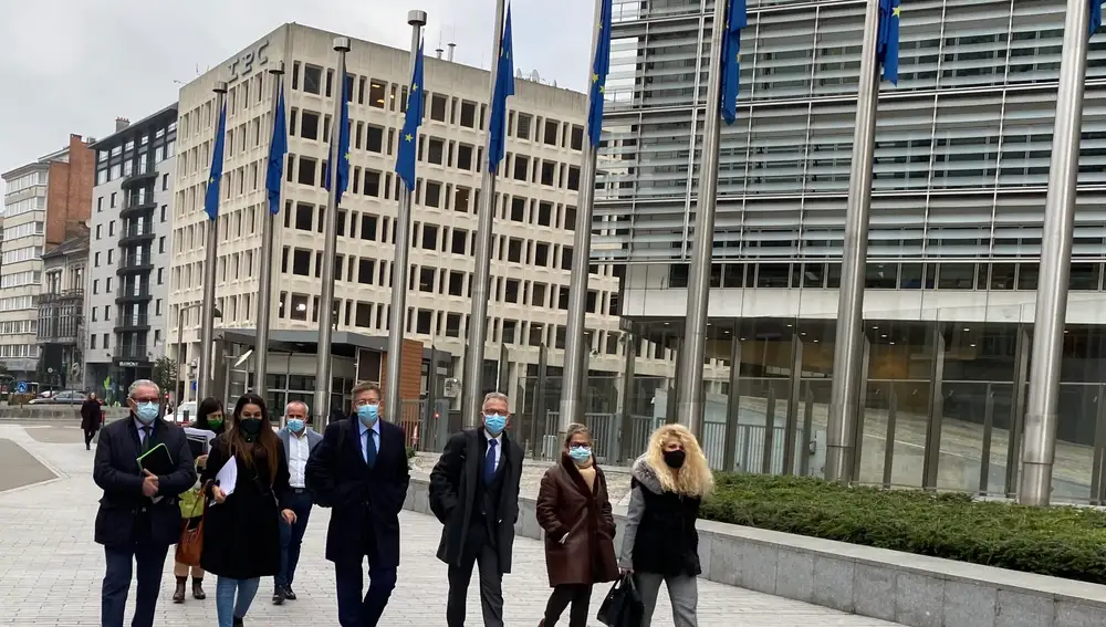 El presidente valenciano, Ximo Puig, junto a los representantes de la Unió en Bruselas