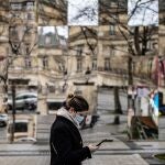 Una joven lleva mascarilla junto a los Campos Elíseos de París