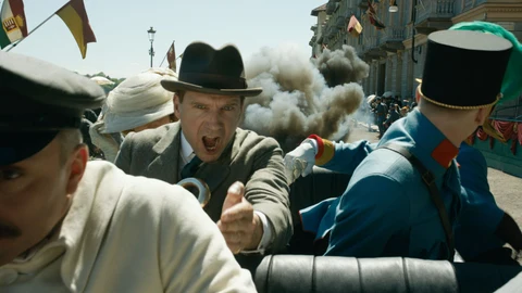 Ralph Fiennes en una escena de "The King's Man"