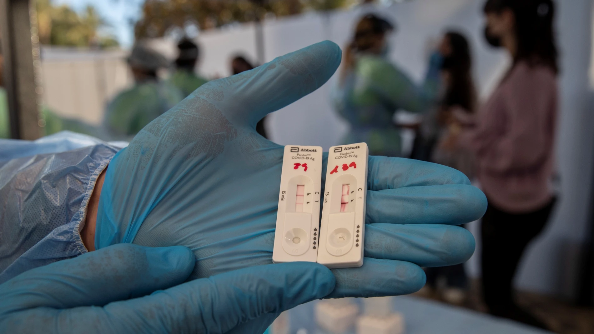 Un enfermero del 061 muestra dos test de antígenos positivos con Covid