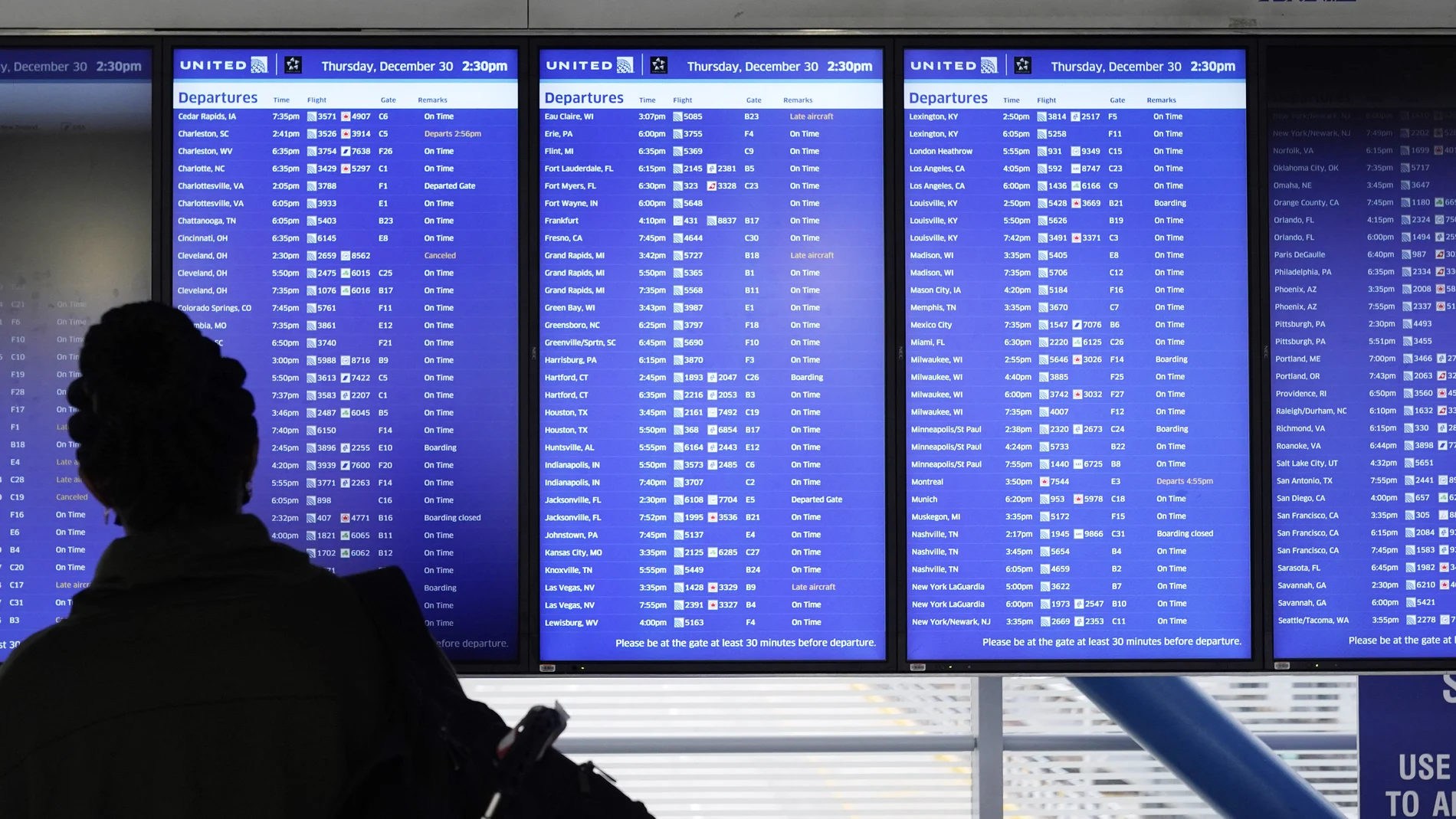 Un viajero comprueba un vuelo en el aeropuerto de Chicago O'Hare