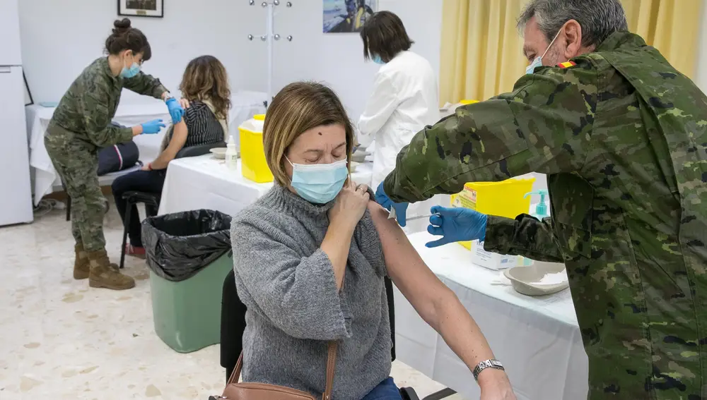 Varios militares colaboran en el proceso de vacunación contra la covid