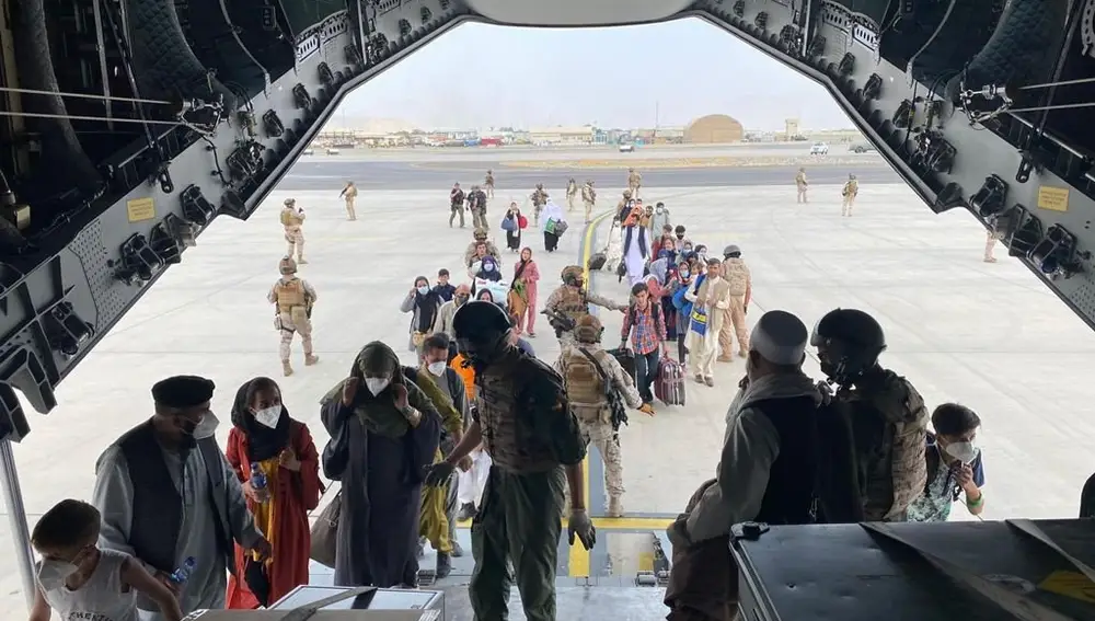 Varios de los afganos rescatados por el Ejército el pasado agosto en Kabul