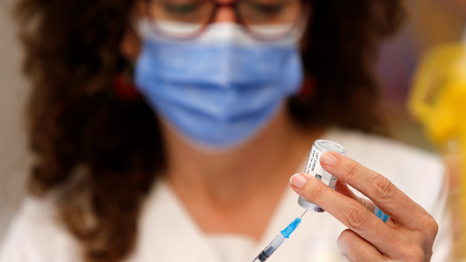 Una enfermera sostiene una jeringuilla con la vacuna contra la covid