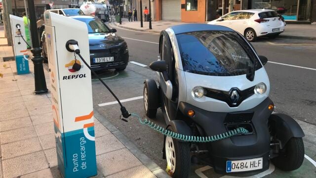 Punto de recarga de un vehículo eléctrico