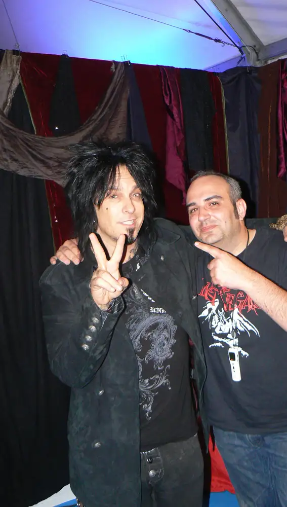 El genio de Mötley Crüe, Nikki Sixx, fue un gran anfitrión para Fernando