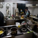 Varios empleados en un restaurante. Rosa Veiga / Europa Press