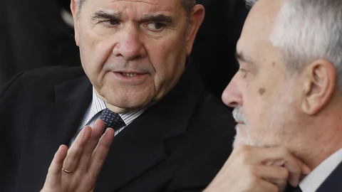 Los expresidentes socialistas Manuel Chaves(i) y José Antonio Griñán (d), en la sala de la Audiencia de Sevilla. Efe