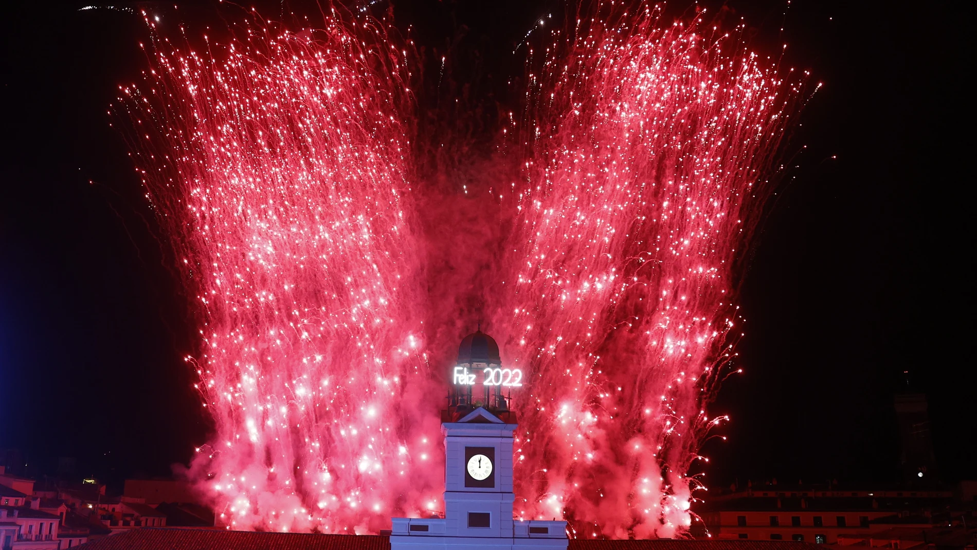 Las campanas de la torre del reloj de la Real Casa de Correos, ubicada en la Puerta del Sol, anuncian el Año Nuevo 2022