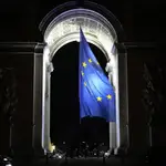 La bandera europea izada en el Arco del Triunfo y ahora retirada por presiones