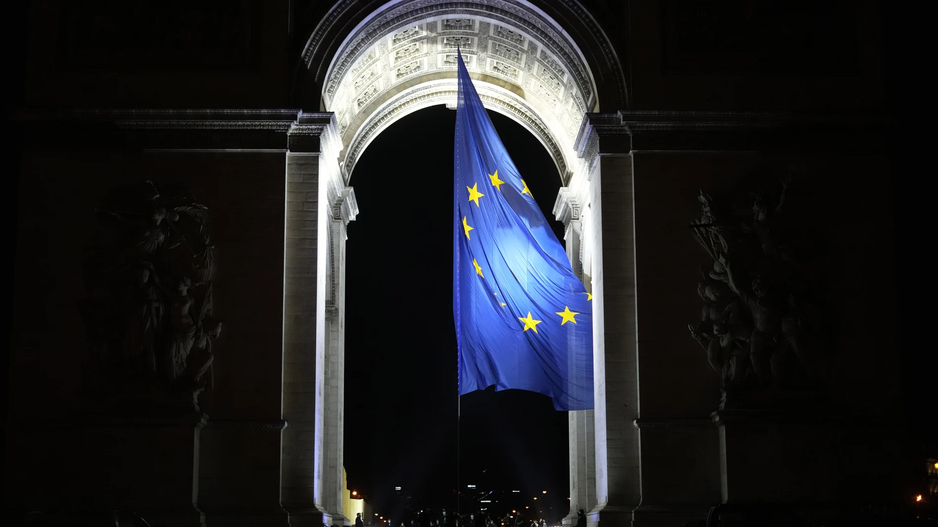 La bandera europea izada en el Arco del Triunfo y ahora retirada por presiones
