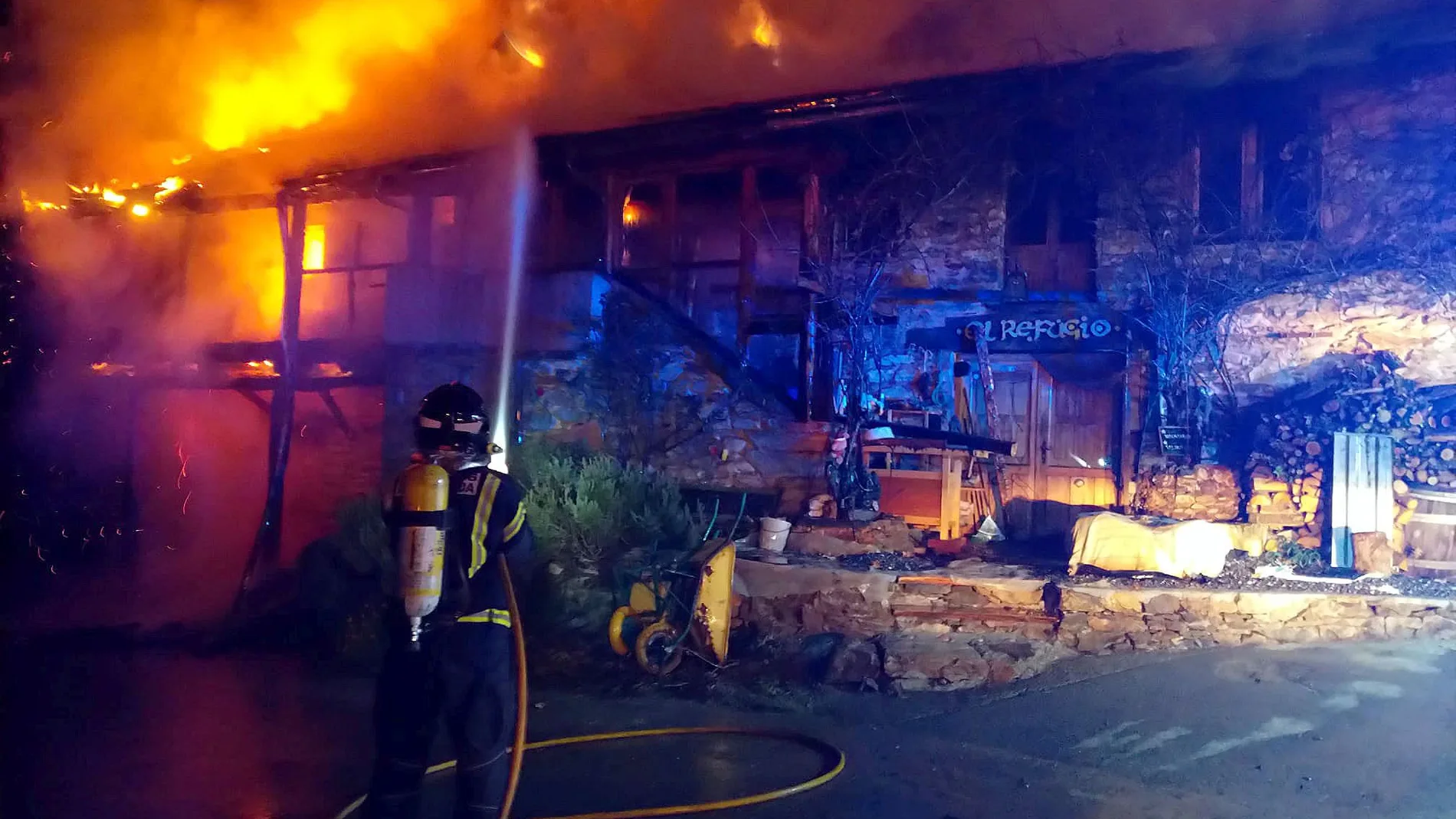 Un incendio destruye el bar y albergue El Refugio de La Faba (León).