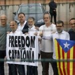 Oriol Junqueras y otros seis presos del "procés" indultados por el Gobierno, tras abandonar la prisión de Lledoners en 2021