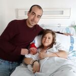 Adriana, que nació a las 00:31 y ha pesado 3.030 gramos, es el primer bebé nacido este 2022 en Burgos, en la imagen junto a sus padres son María Belén y Gorka