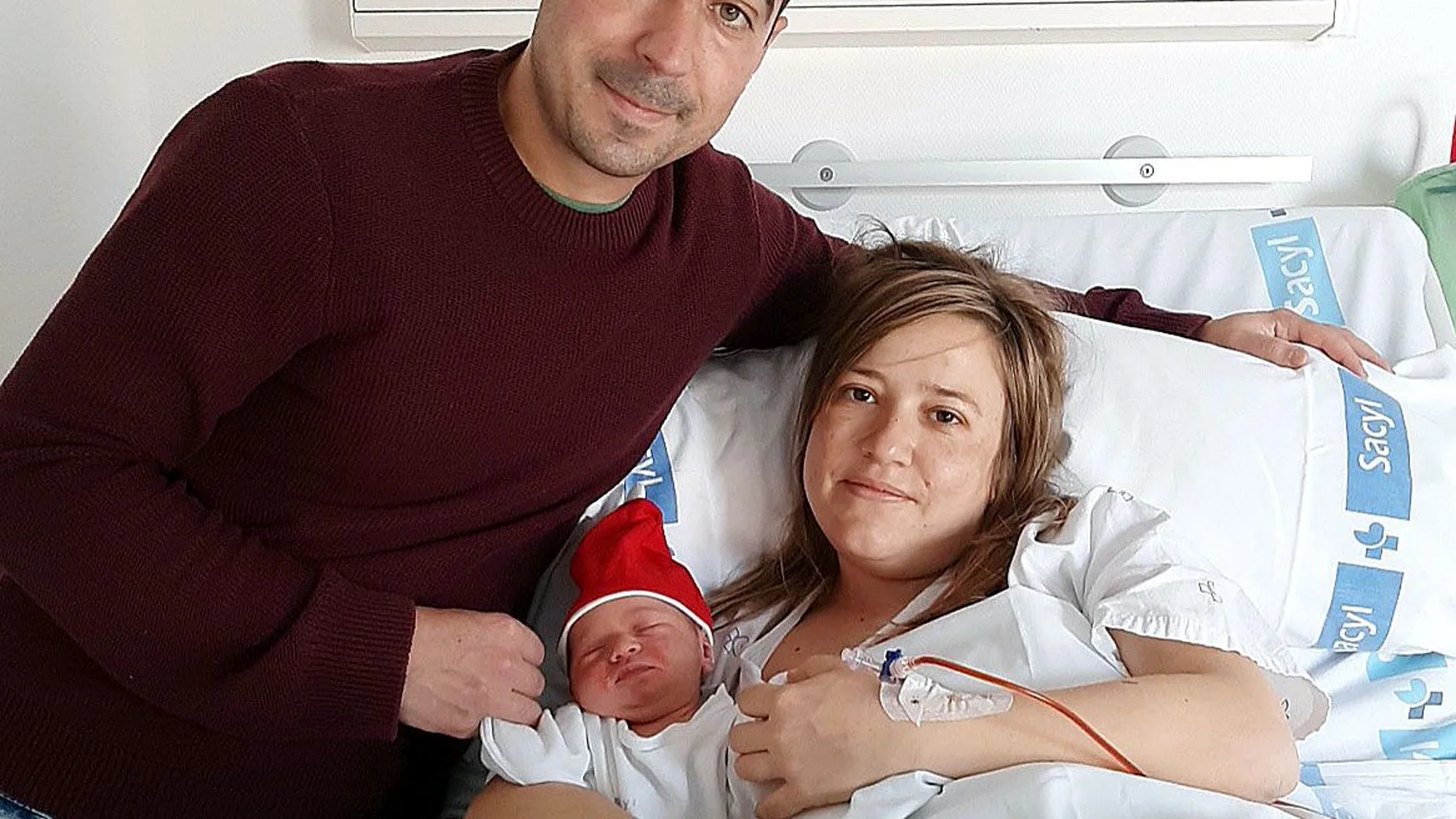 Adriana, que nació a las 00:31 y ha pesado 3.030 gramos, es el primer bebé nacido este 2022 en Burgos, en la imagen junto a sus padres son María Belén y Gorka