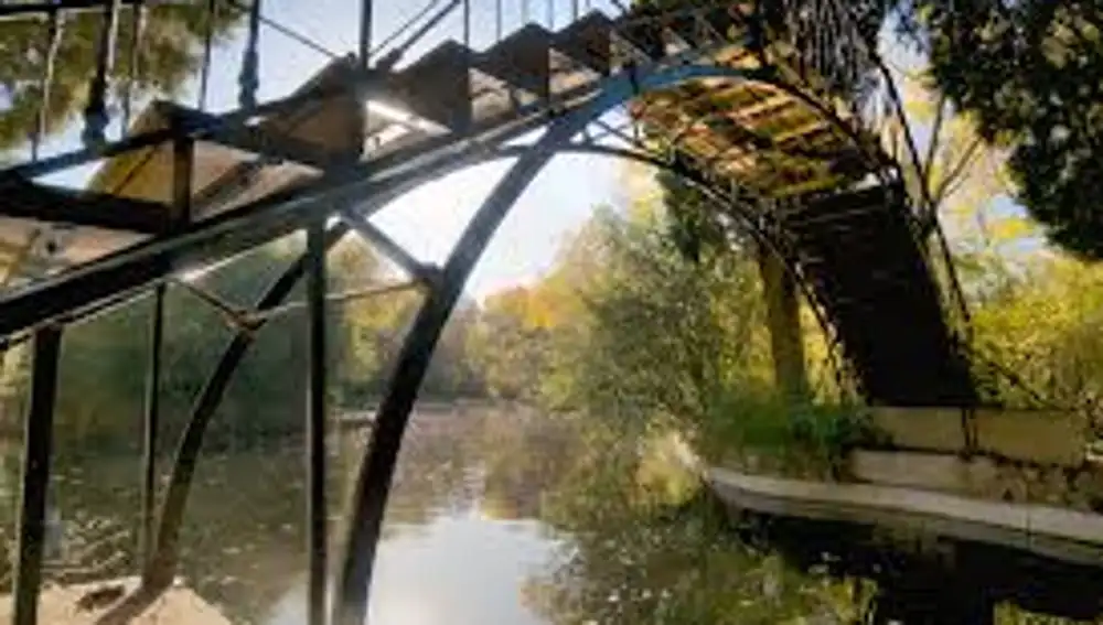 Imagen del puente de hierro de El Capricho