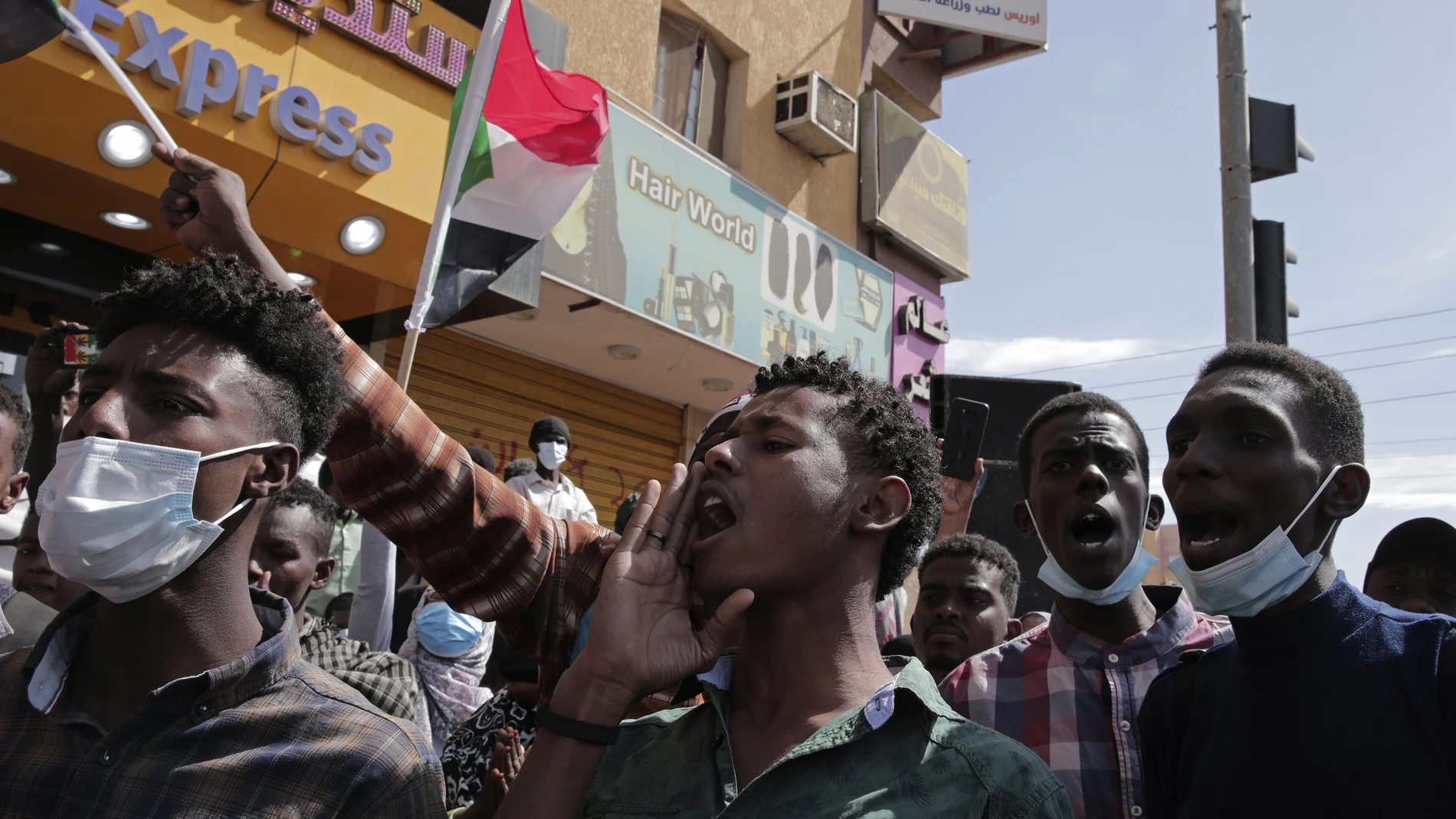 Varias personas protestan contra el golpe militar del pasado mes de octubre en Sudán