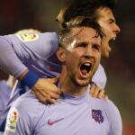 Luuk de Jong celebra con Riqui Puig el gol que marcó al Mallorca