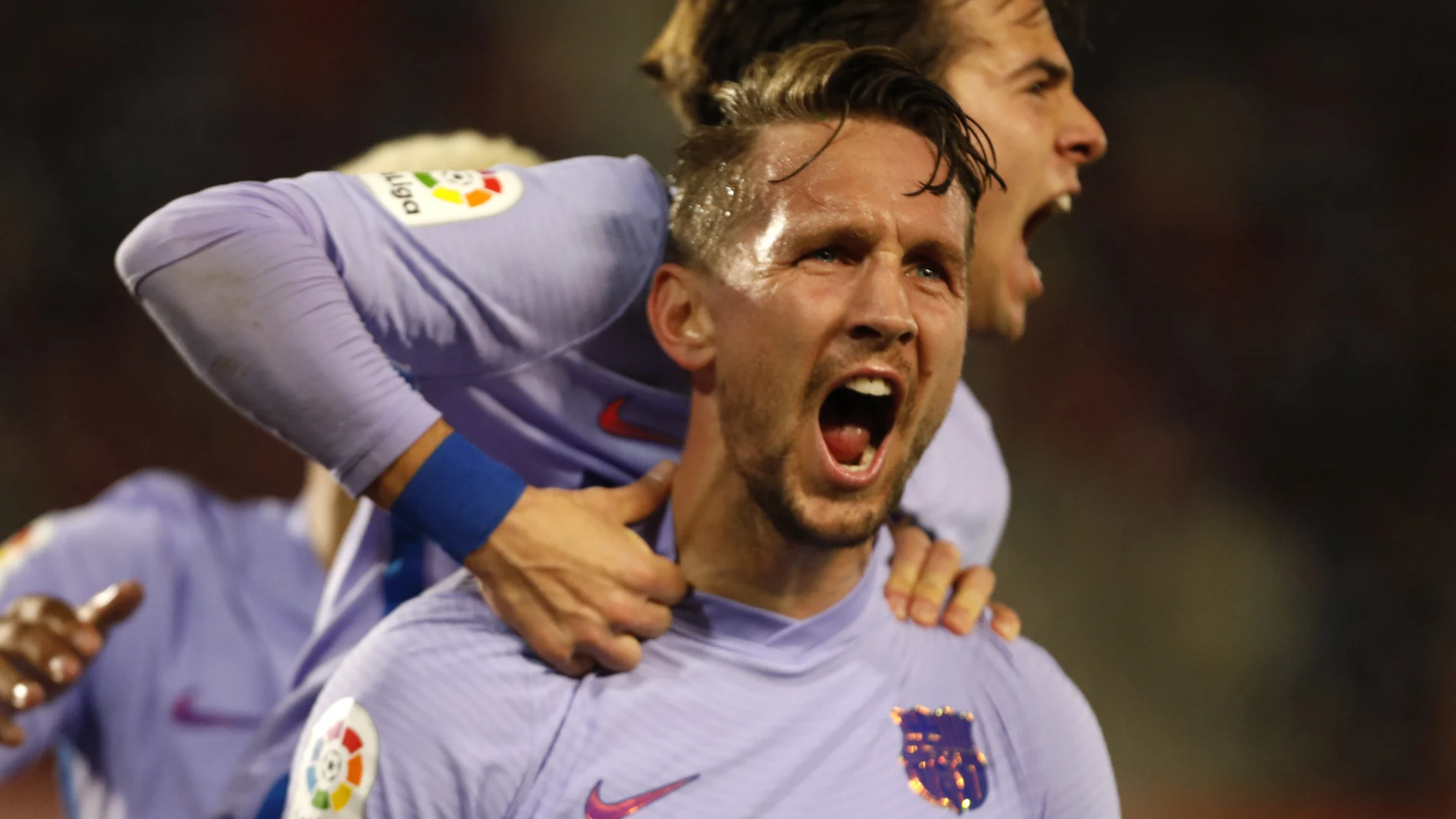 Luuk de Jong celebra con Riqui Puig el gol que marcó al Mallorca