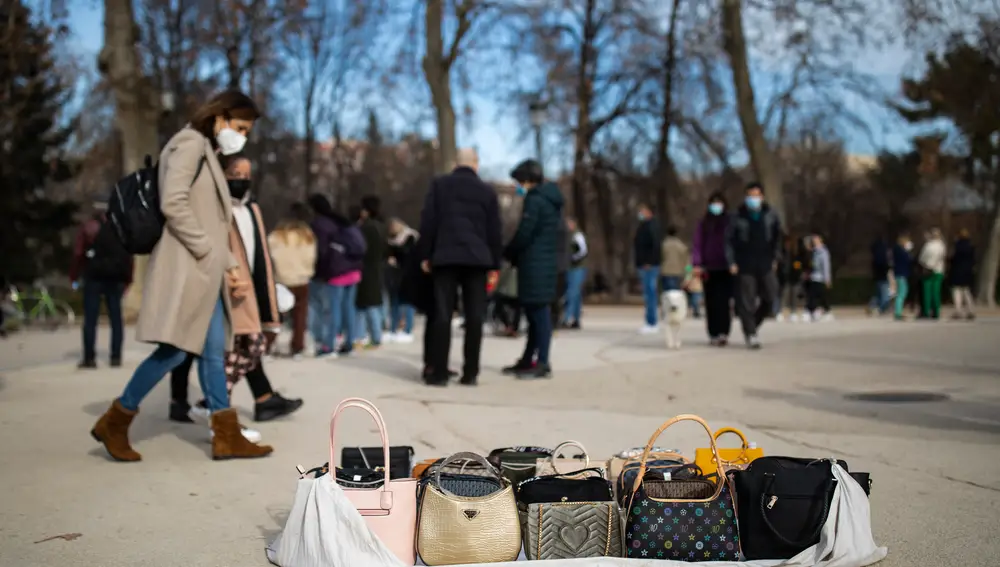 Venta ambulante del Top Manta en el Parque de el Retiro.