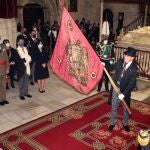 El concejal popular Cesar Díaz tremola el pendón ante la tumba de los Reyes Católicos en la Capilla Real. EFE/ Pepe Torres