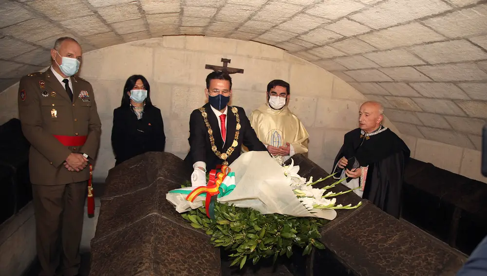 El teniente general Jerónimo de Gregorio, la subdelegada del Gobierno, Inmaculada López, y el alcalde de Granada, Francisco Cuenca, depositan un ramo de flores sobre la tumba de los Reyes Católicos. EFE/ Pepe Torres