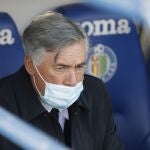 Carlo Ancelotti, con mascarilla, en el banquillo del Coliseum de Getafe