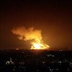 Una columna de fuego y humo en la Franja de Gaza tras el ataque israelí