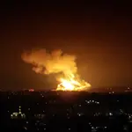 Una columna de fuego y humo en la Franja de Gaza tras el ataque israelí
