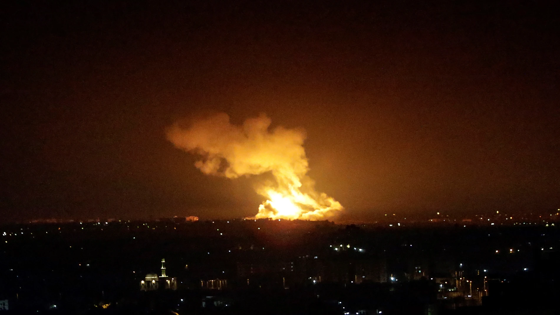 Una columna de fuego y humo en la Franja de Gaza tras el ataque israelí